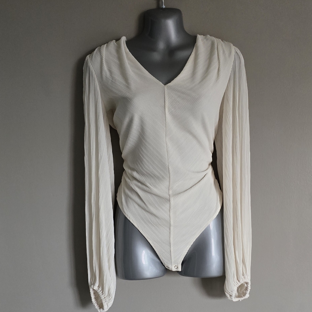 Express Cream Long Sleeve Bodysuit Size Medium